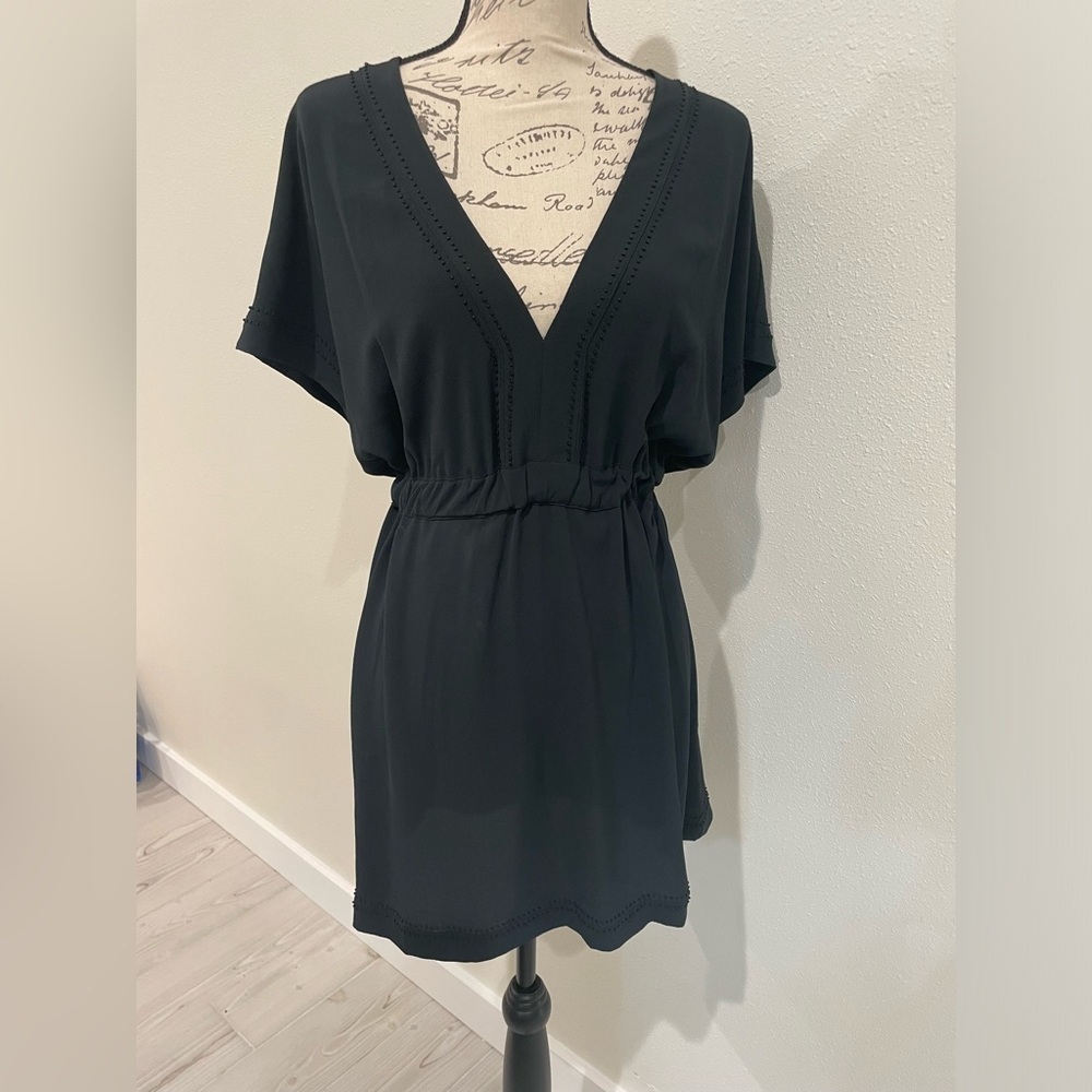 Tavik black midi dress SZ small with V neck beautiful design NWT 🥰